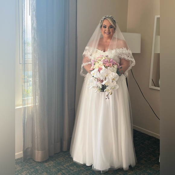 Beautiful Wedding Dress - Picture 2 of 9